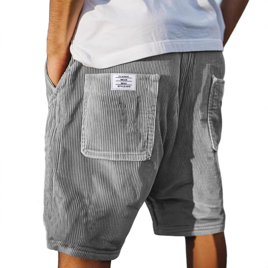 Herren Cordshorts mit Mehrfach-Taschen und Markenstickerei. Bequem und stylisch. Ideal für Alltag und Freizeit. Praktische Aufbewahrung.