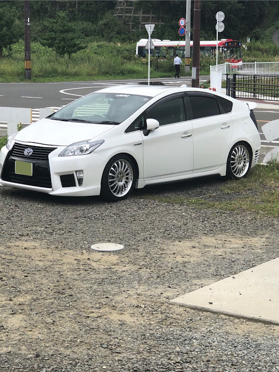 プリウスの仲の良い繋がりは、大切にしたい。・BBコーティング車🤞・世界で一番綺麗なLED愛用者‼️・お荷物のご用命はカンガルーの西濃へ・仕事しながらですョ👍に関するカスタム事例の投稿画像1枚目