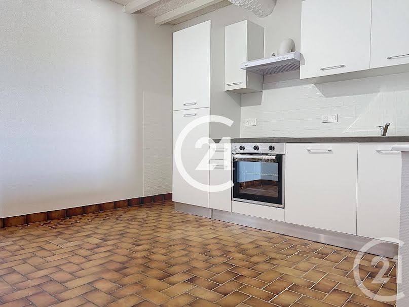 Location  appartement 4 pièces 95 m² à Archiac (17520), 665 €