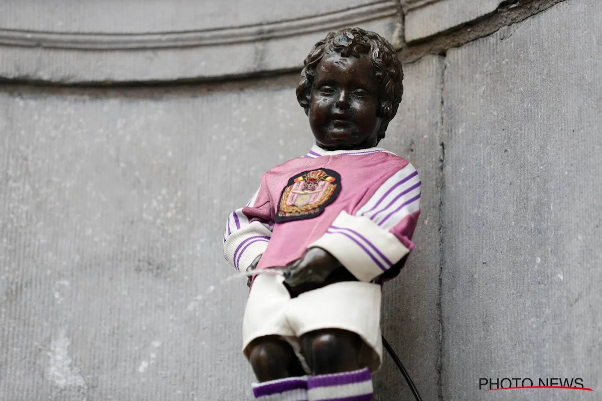 📷 Manneken Pis aux couleurs du derby bruxellois