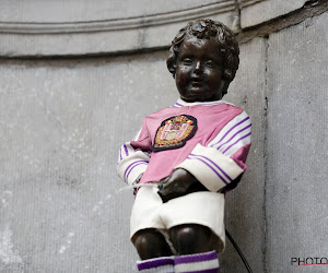 📷 Manneken Pis aux couleurs du derby bruxellois