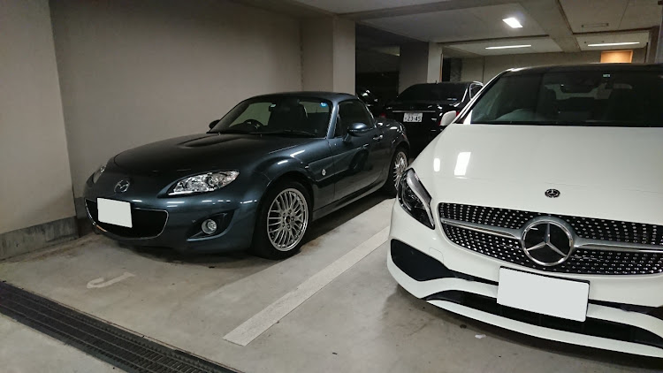 Aクラス ハッチバックの隣の車・駐車場・狭い駐車場・メルセデスベンツ・w176に関するカスタム事例の投稿画像1枚目
