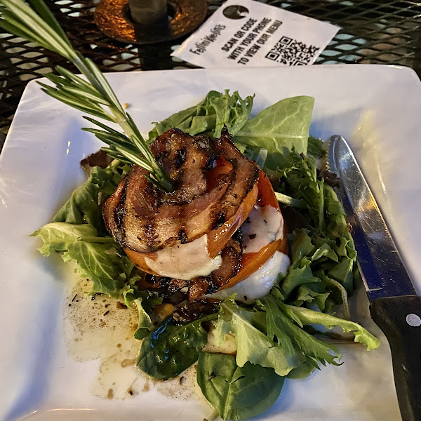 Tomato pancetta salad