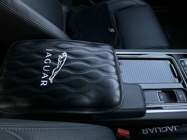 XFのパーツ特集🇬🇧インテリア・JAGUAR・リーピングキャット・ニャガ〜❣️・KEN派閥に関するカスタム事例の投稿画像6枚目