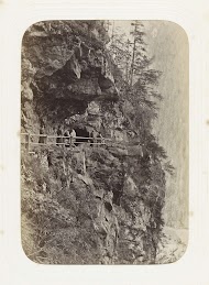 Wandelaars op een pad met reling bij de Passage de la Tête Noire bij Chamonix