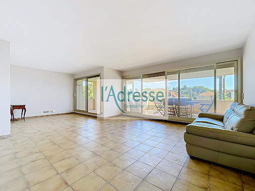 Spacious bright living room with balcony access - Luxury apartment / penthouse for sale in Antibes, 4 rooms, 3 bedrooms