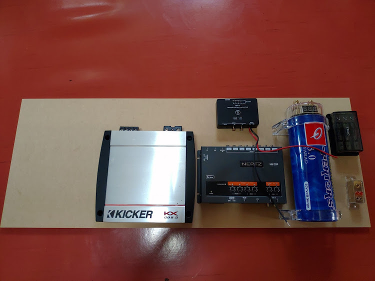 アクアのDIY・アンプ・配線・キャパシタ・kickerに関するカスタム事例の投稿画像2枚目