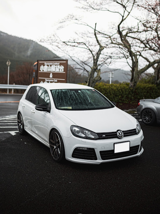 ゴルフ RのVW GOLF・Golf6 R・YOKOHAMAWHEEL・AVS MODEL F50・Racing Lineに関するカスタム事例の投稿画像1枚目