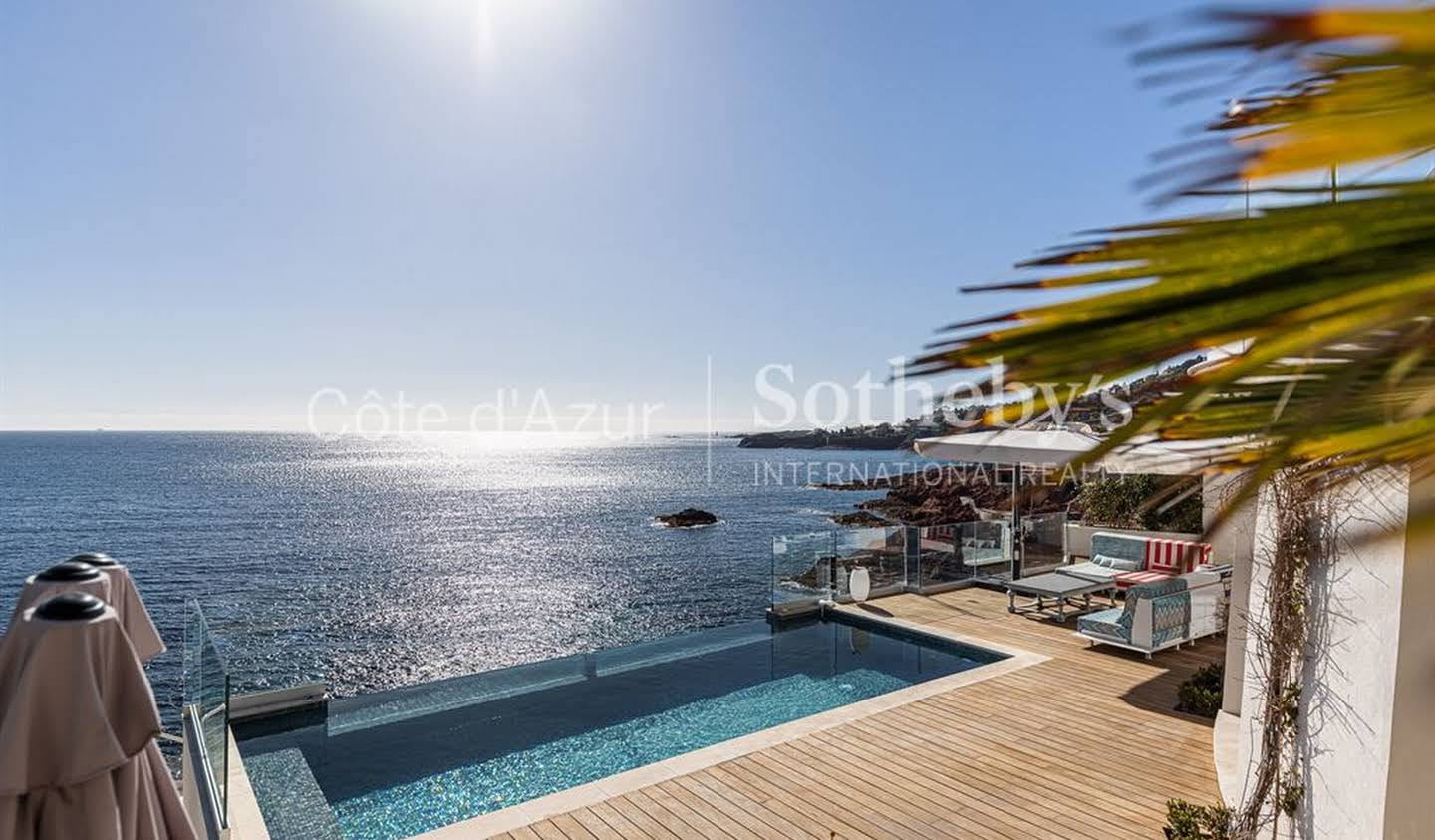 Seaside villa with pool Antheor