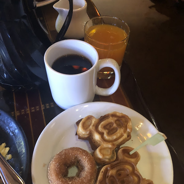 They go above & beyond with a smile on their faces. Gf waffles and cinnamon sugar donut 😍