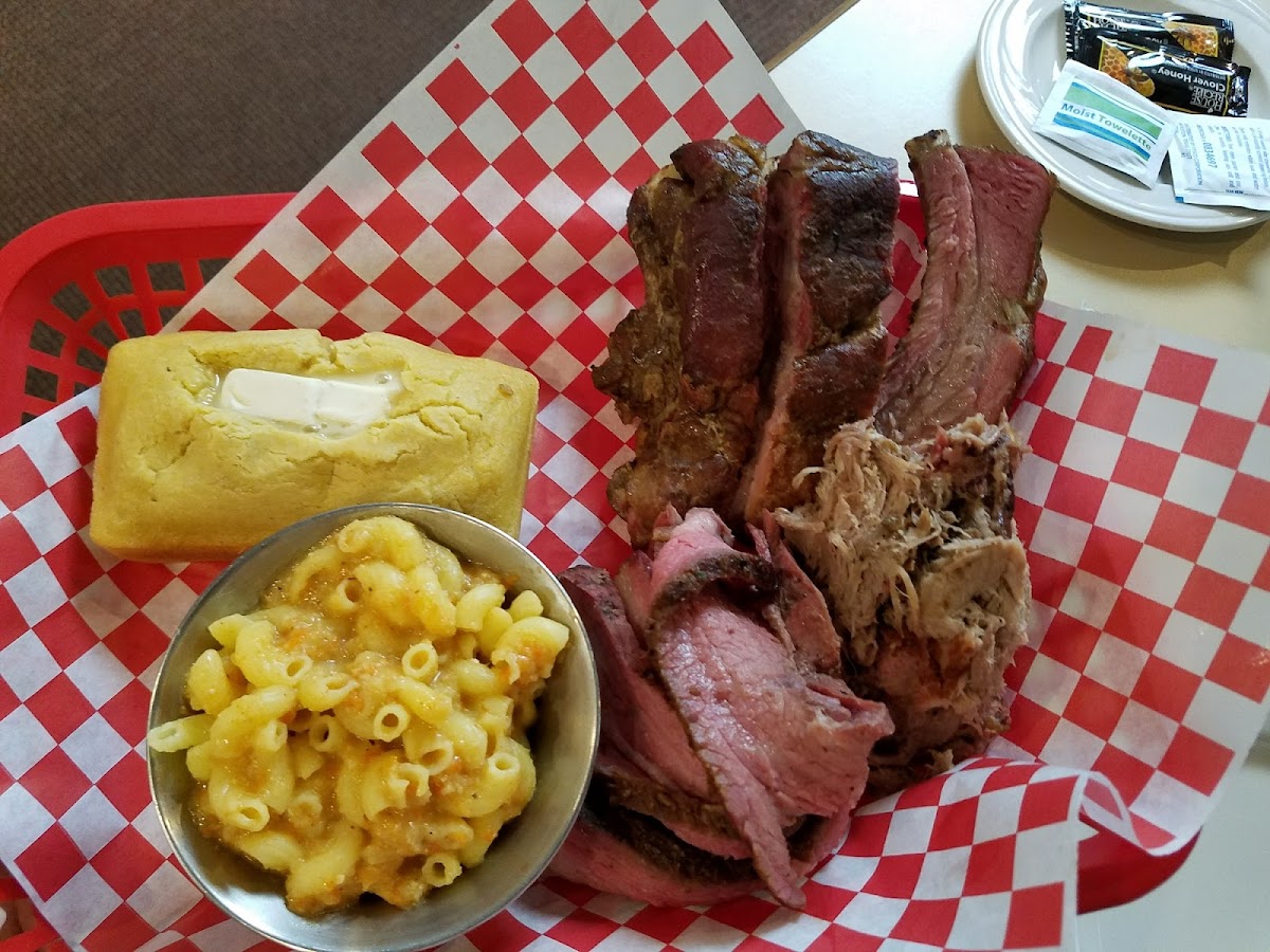 Meat sampler with vegan/gf mac & cheese and vegan/gf corn bread