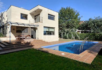 House with pool and terrace 8