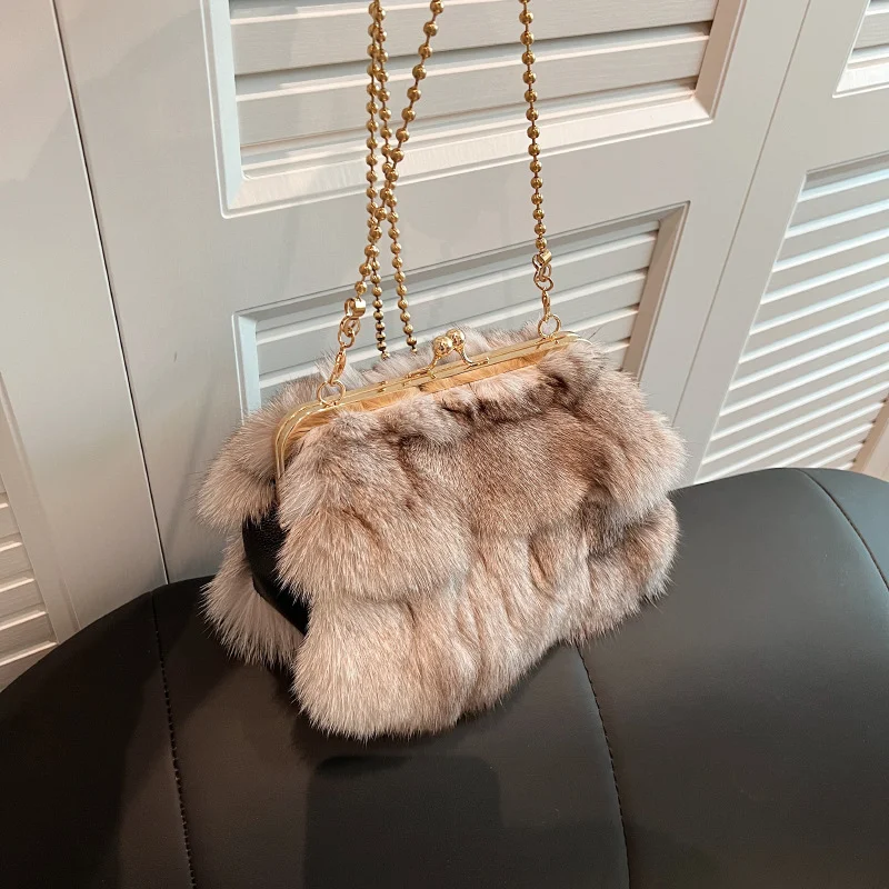 Imitatie vossenvacht dames schoudertas. Zacht en stijlvol. Een perfecte tas voor elke gelegenheid. Draagcomfort en elegantie in één accessoire. Een musthave.