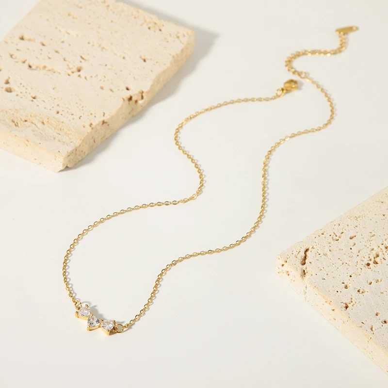 Title 4, RVS ketting met hartvormige niche en diamant. E...