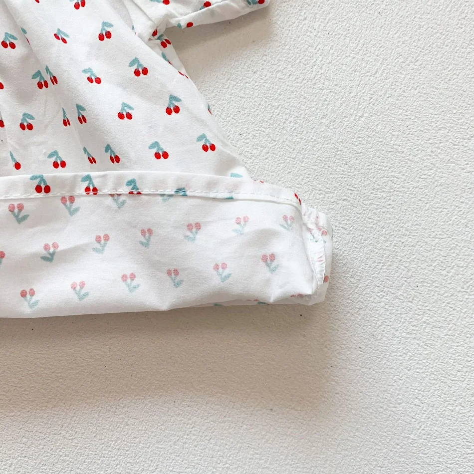 Ensemble deux pièces bébé été coréen à fleurs, manches courtes. Parfait pour les journées chaudes, confortable et adorable pour votre enfant.