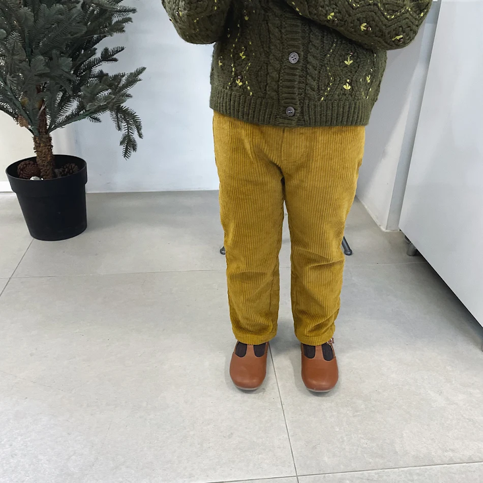 Pantalons Droits en Corduroy pour Enfants Confort et Style Intemporel Idéals pour Jouer et Explorer Design Durable et Polyvalent Parfaits pour Toutes Occasions