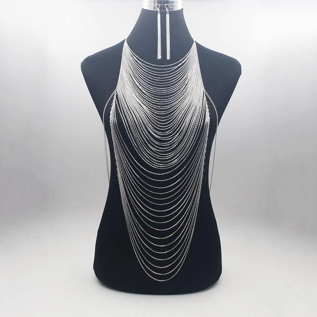 Chaîne de corps à plusieurs couches avec pompons, un accessoire parfait. Rehaussez votre silhouette et ajoutez une touche de glamour à toutes vos tenues.