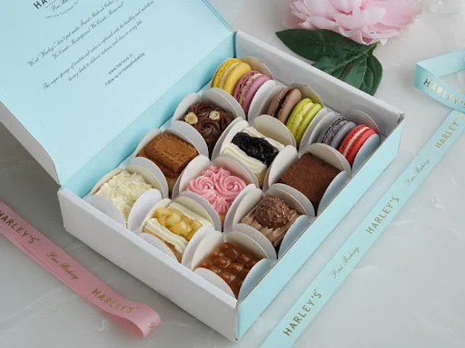 Pack Of 9 Cheesecakes And 6 Macarons