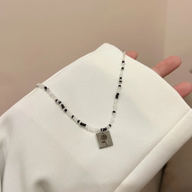 Colar de contas de alta moda para mulheres, design exclusivo em preto e branco, doce e moderno, perfeito para looks estilosos.