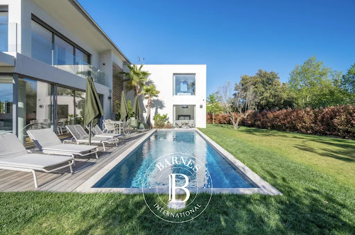 Villa with pool and garden 5