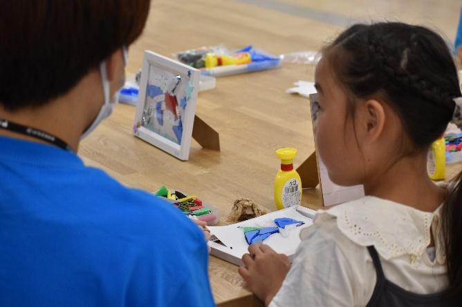 人, 子供, 少年, 若い が含まれている画像

自動的に生成された説明