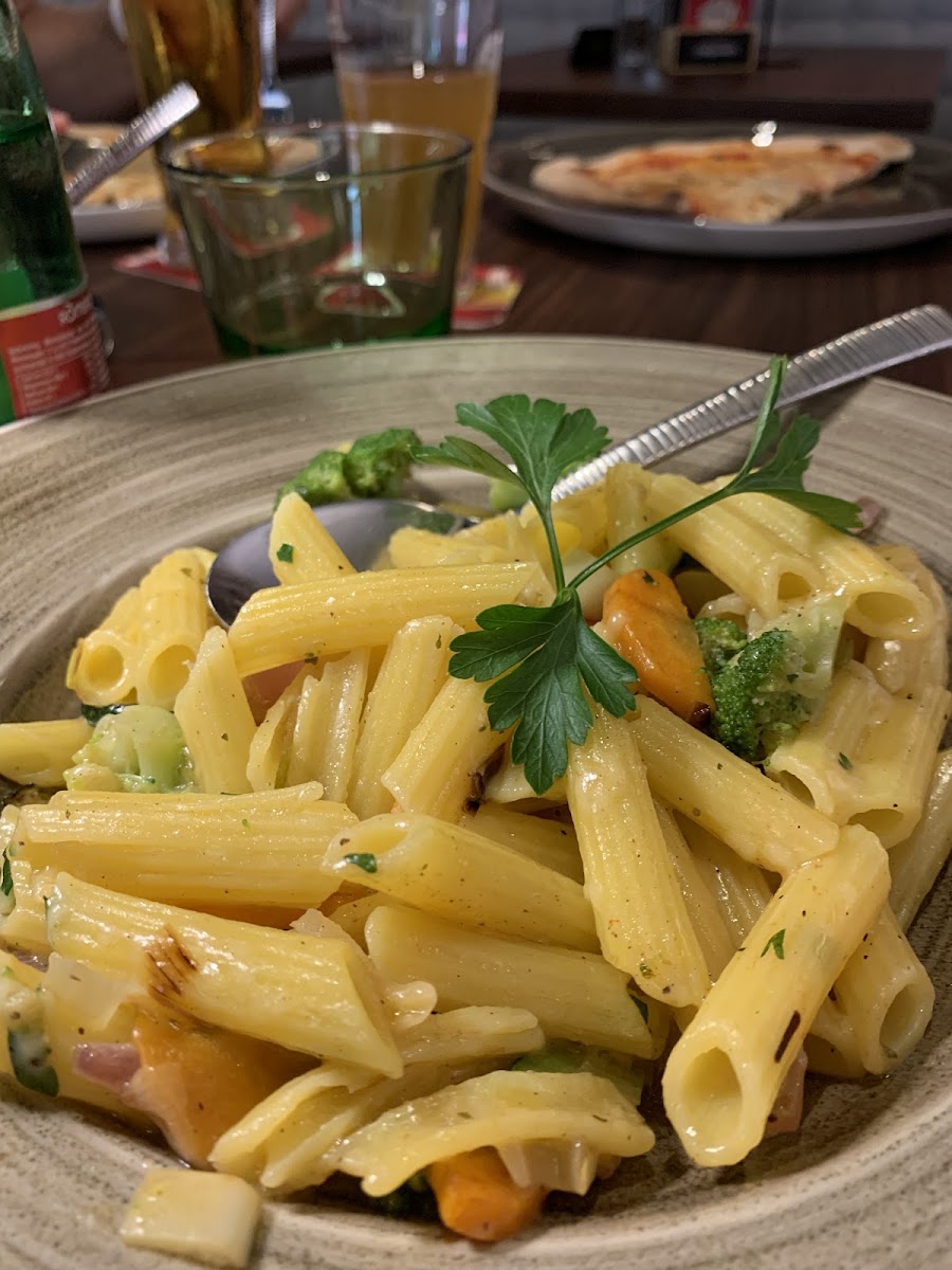 Gf penne with vegan cheese (+6€)