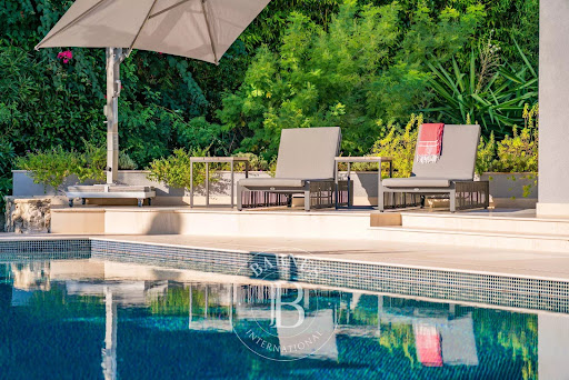 Seaside villa with pool 3