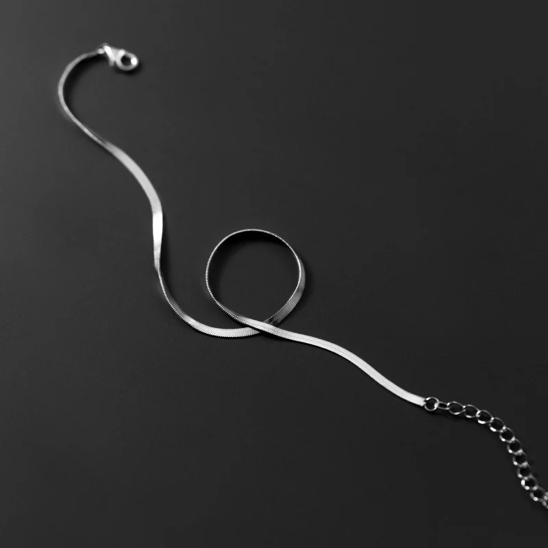 S925 Zilveren Enkele Ketting Enkelbandje met Platte Slangenbot. Een stijlvolle en minimalistische enkelband voor dagelijks gebruik of een speciale gelegenheid.