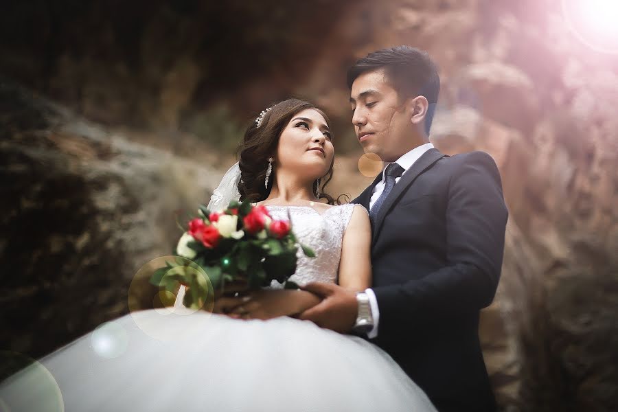 Fotógrafo de bodas Nurbek Akhunbaev (onlineprofi). Foto del 8 de diciembre 2017