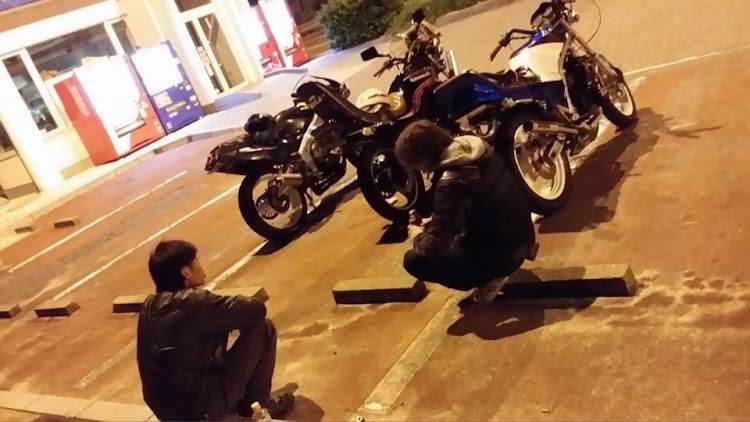 プリウスPHVのルーフリフレクション・CR-Z・CBR400RR・まだまだ寒い・早く春よ来いに関するカスタム事例の投稿画像4枚目