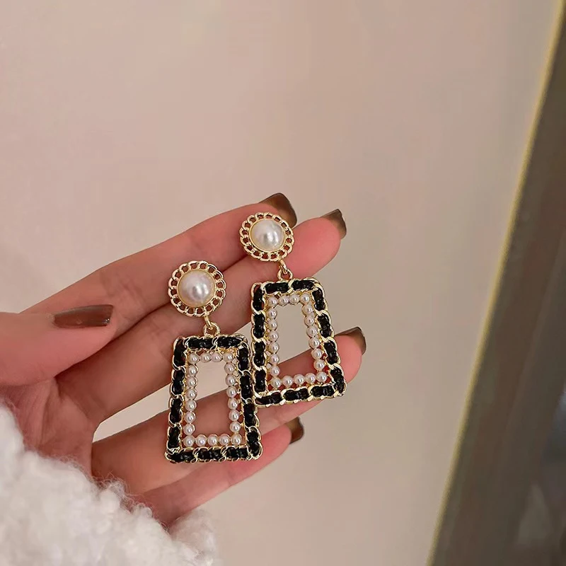 Women's Fashion Elegance Retro Pearl Geometric Exaggerated Earrings – Enhance your style with sophistication, vintage ch