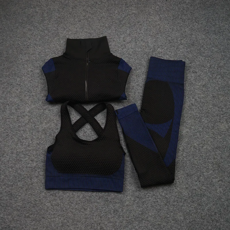 Trodijelni sportski joga komplet sa rastegljivim pantalonama. Idealan za fitnes i vežbanje. Pruža udobnost i slobodu pokreta.