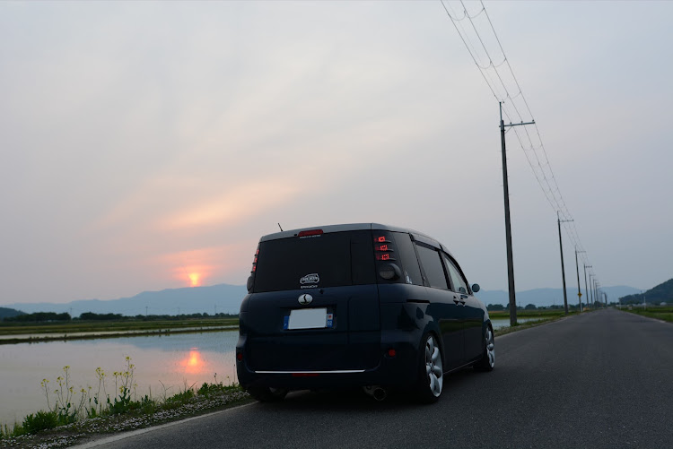 シエンタの上質シンプル・いつもイイね＆コメントありがとうございます🙇‍♀️🍀・滋賀はいいとこ・夕焼けたいむ・低そうで低くないけど少し低い車に関するカスタム事例の投稿画像3枚目