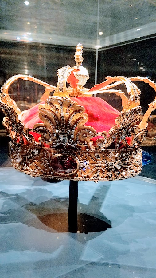 In the last room of the Treasury at Rosenburg Castle are the Crown Jewels, the Crown Regalia, the Crown of the Absolutist Kings and the Queens’ Crown. This is The Crown of the Absolute Monarchs, or Christian V's crown (he was the first to use it) and has a total weight 2080 grams (4.6 pounds) and 2 garnets and 2 sapphires.