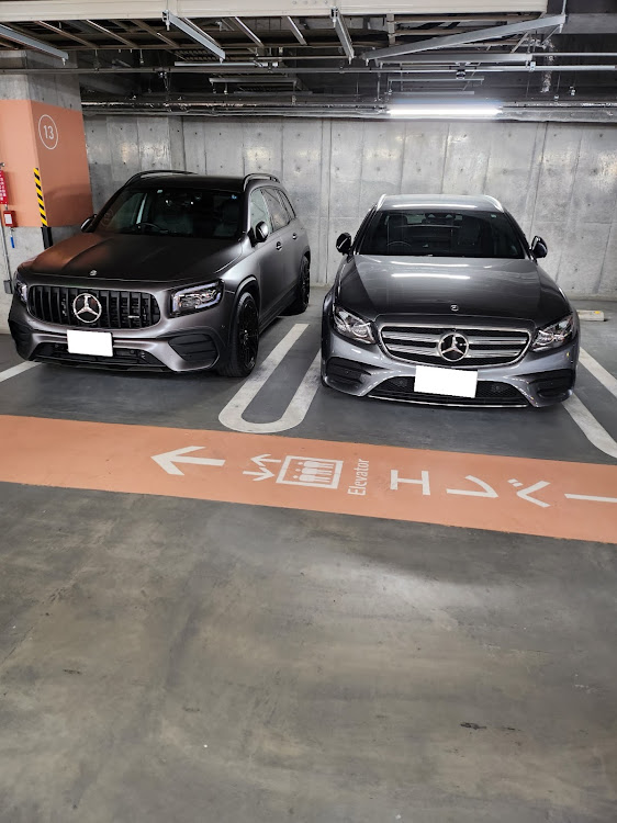 Eクラス ステーションワゴンのいいね＆フォロー＆コメントありがとうございます・イルミネーションと愛車・クリスマスツリー🎄・ダイハツ不正・批評も外野も気にならないやりたい事をやるSTYLE😅に関するカスタム事例の投稿画像1枚目