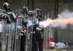 (影) 反送中 港警首次發射實彈、踹倒民眾 警 : 當時員警生命受威脅