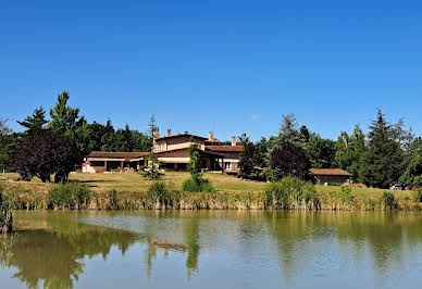 Propriété avec piscine et jardin 2