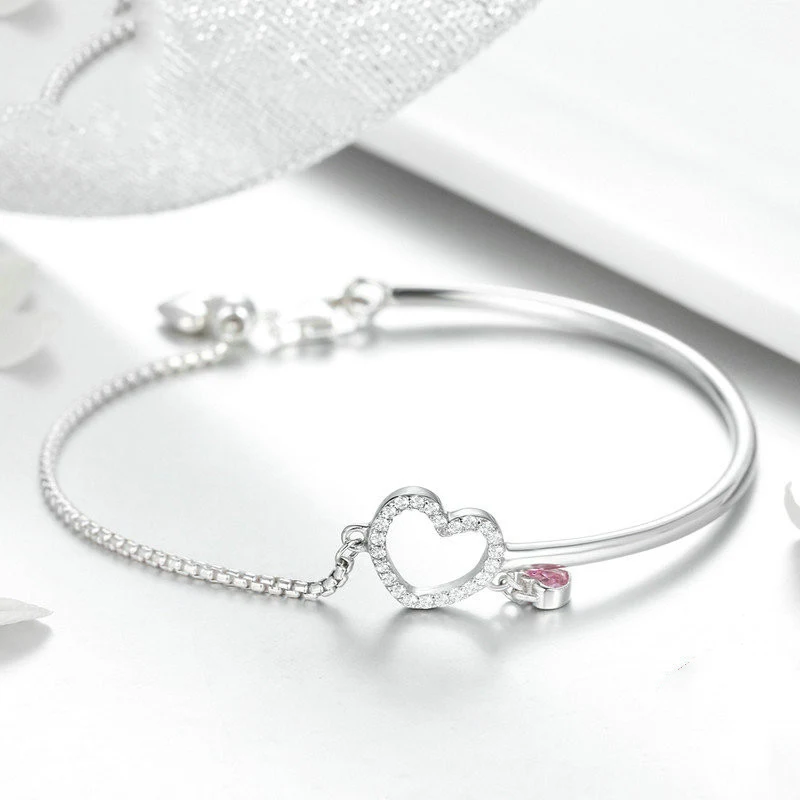 Damen Herz Armband aus Sterling Silber, modisch und elegant, perfekt als stilvolles Accessoire für modebewusste Frauen.