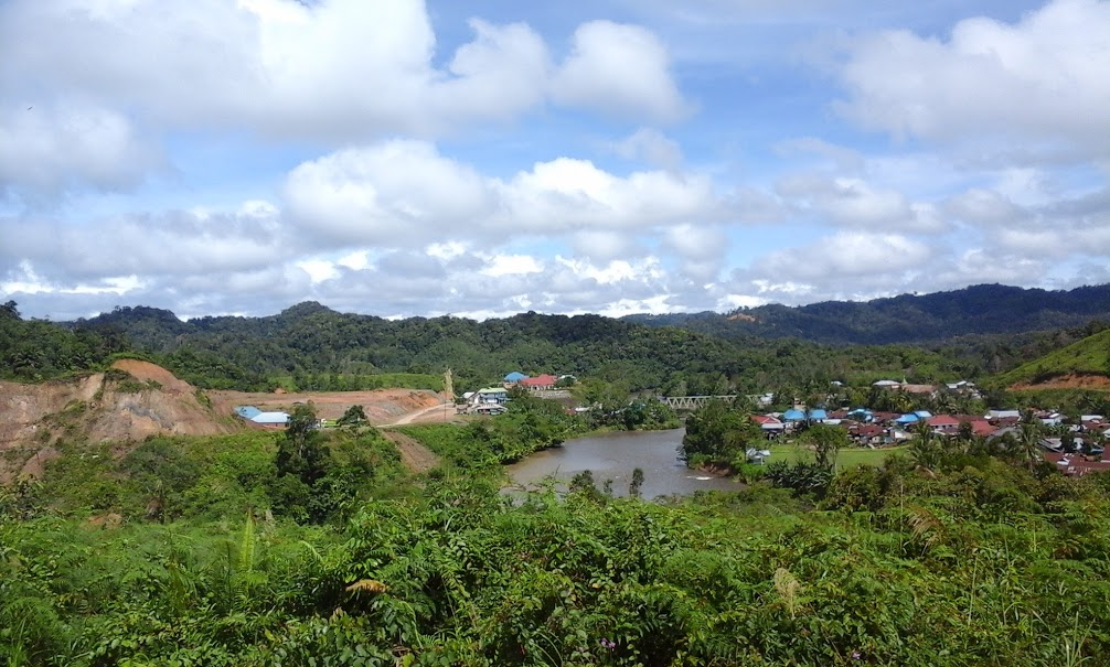 Bentangan alam Desa Long Nawang, Kec. Kayan Hulu, Malinau, Kalimantan Utara. Di sebelah kiri foto merupakan lahan yang sengaja dibuka untuk membuat pemukiman baru. (Foto: Yudha PS)