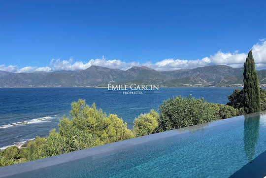 Propriété en bord de mer avec jardin