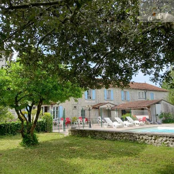 Vente maison 22 pièces 720 m² à Aubeterre-sur-Dronne (16390), 477 750 €