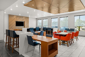 Holiday Inn Express & Suites Bakersfield Central by IHG 9