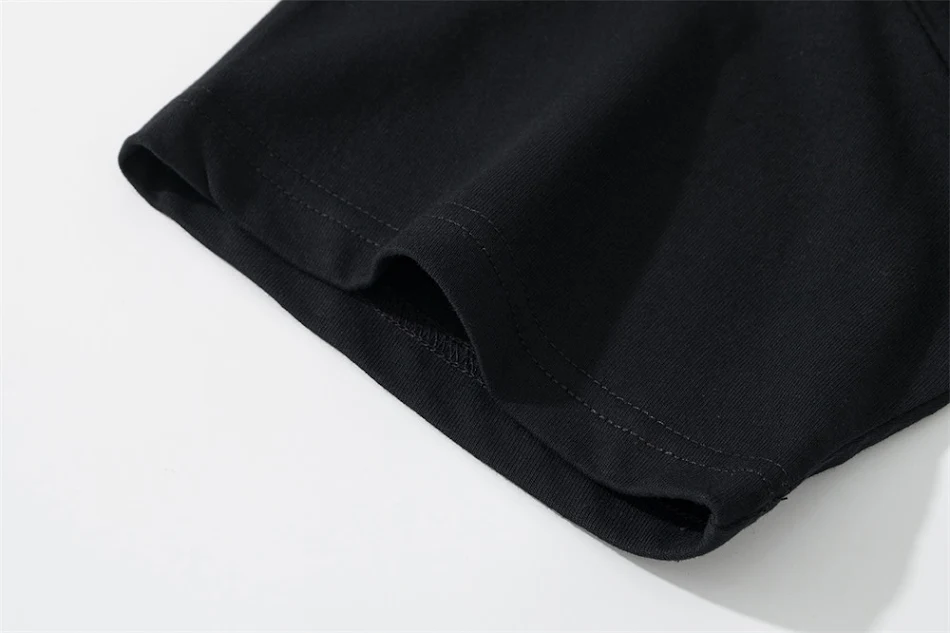T-shirt homme à manches courtes avec imprimé lettres. Confort et style au quotidien. Un design moderne et décontracté, idéal pour toutes les occasions.