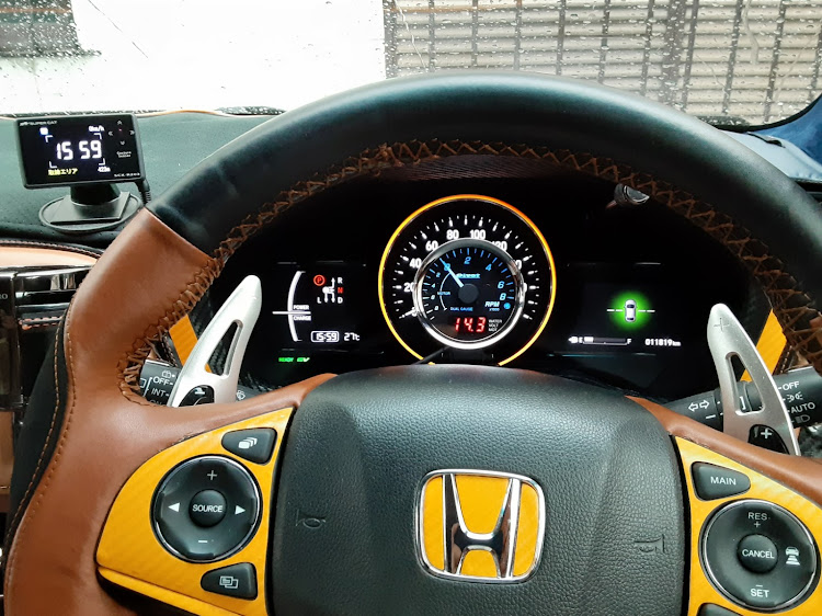 ヴェゼルのタコメーター・PIVOT・OBD2・追加メーターに関するカスタム事例の投稿画像3枚目
