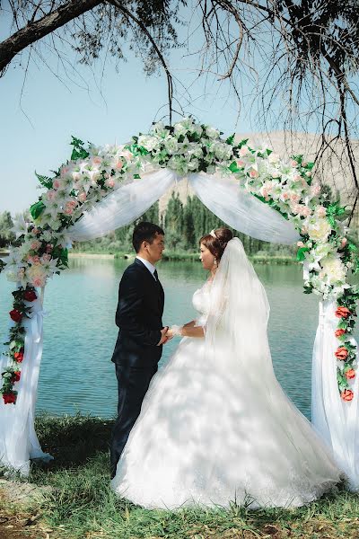 Fotógrafo de casamento Nurbek Akhunbaev (onlineprofi). Foto de 22 de junho 2017