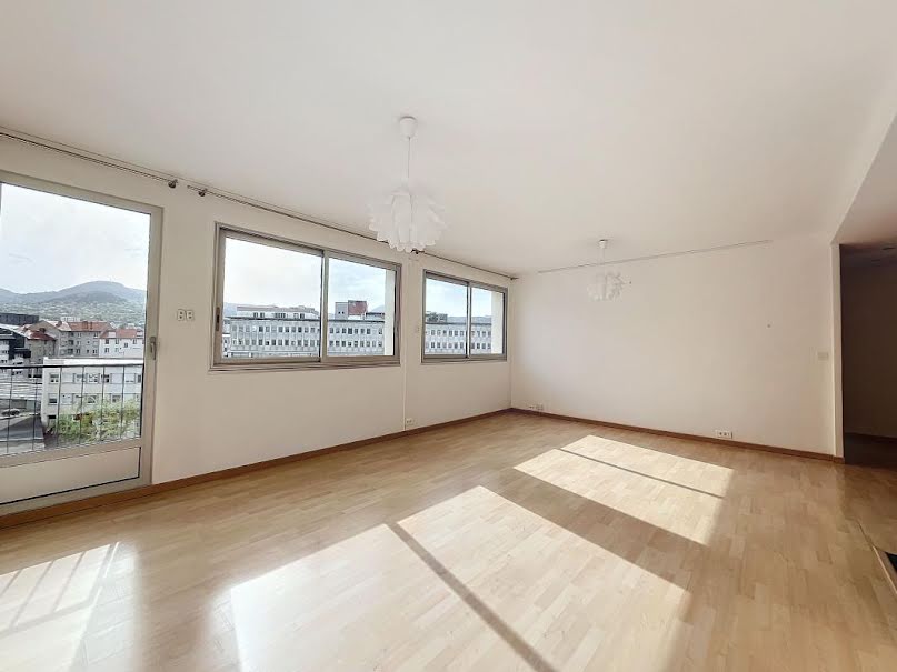 Location  appartement 4 pièces 82 m² à Clermont-Ferrand (63000), 900 €