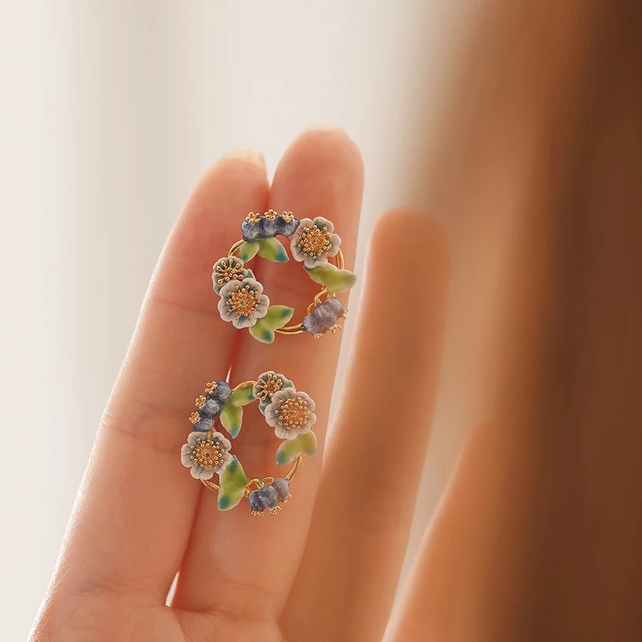 Brincos Mori Style retrô e únicos para um visual vintage. Adicione um toque especial ao seu estilo com estes brincos exclusivos.
