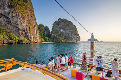 Spectacular view to the limestone cliffs of Railay Beach