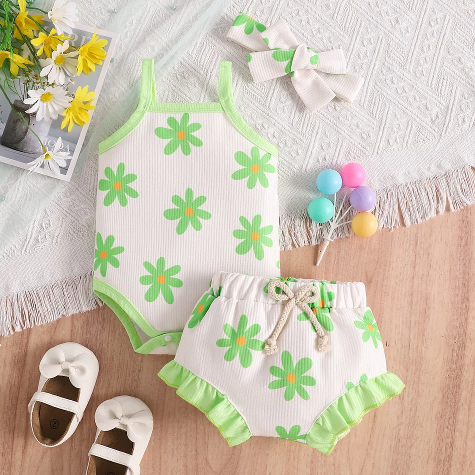 Conjunto de shorts e colete com estampa floral para meninas. Leve e confortável para os dias de sol. Perfeito para brincar e se divertir.