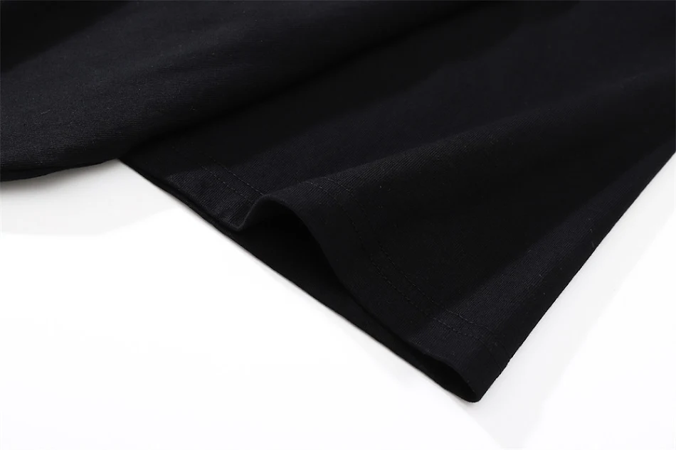 Abstract karakter bedrukt T-shirt met korte mouwen voor heren, een comfortabel en stijlvol kledingstuk voor een casual en opvallende look.